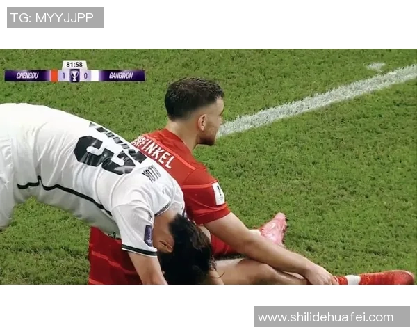 巴萨友谊赛小胜里昂红牌事件引发全场热议与争议